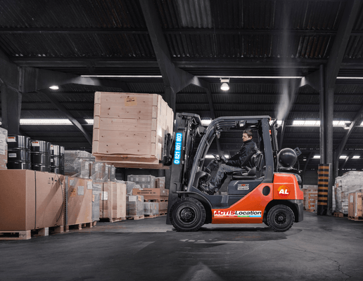 Stockage horizontal et vertical en entrepôt : louez votre chariot frontal élévateur industriel