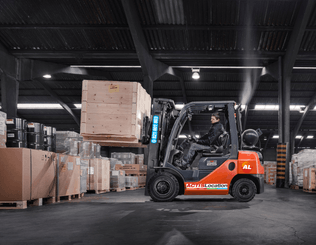 Stockage horizontal et vertical en entrepôt : louez votre chariot frontal élévateur industriel