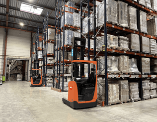 Optimiser la performance en entrepôt industriel grâce à un chariot à mât rétractable grande hauteur